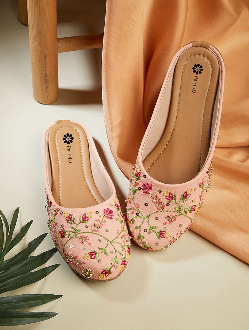 women embroiderd slip on mojari