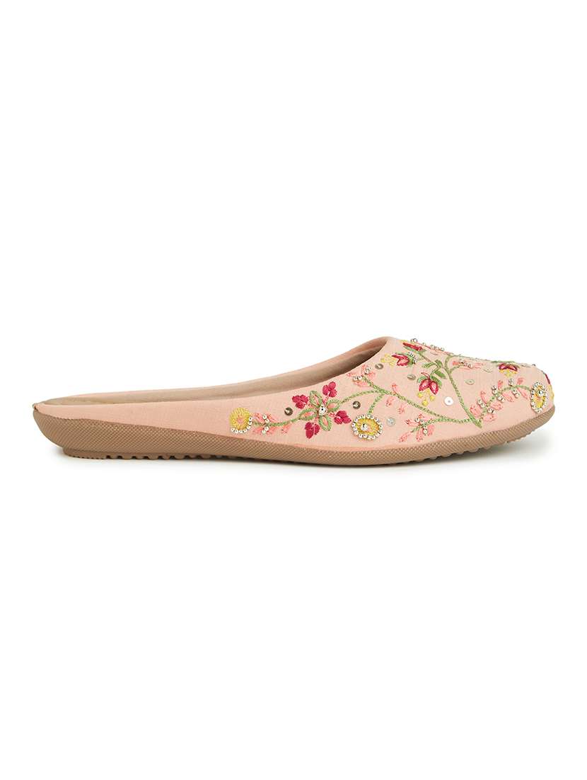 women embroiderd slip on mojari - 22288666 -  Standard Image - 3