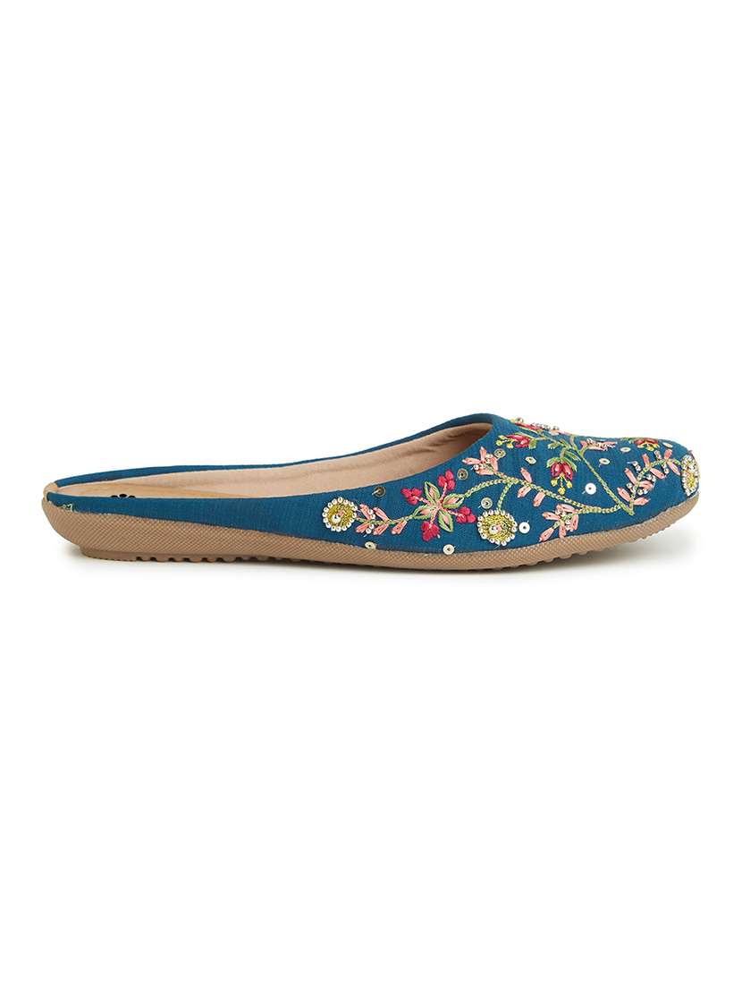 women embroiderd slip on mojari - 22288669 -  Standard Image - 3