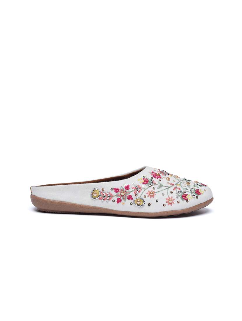 women embroiderd slip on mojari - 22288670 -  Standard Image - 3