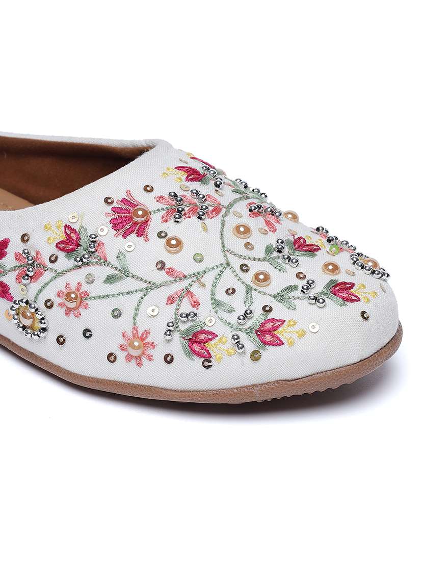 women embroiderd slip on mojari - 22288670 -  Standard Image - 5