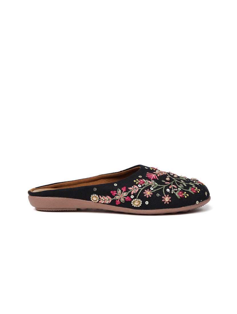 women embroiderd slip on mojari - 22288671 -  Standard Image - 3
