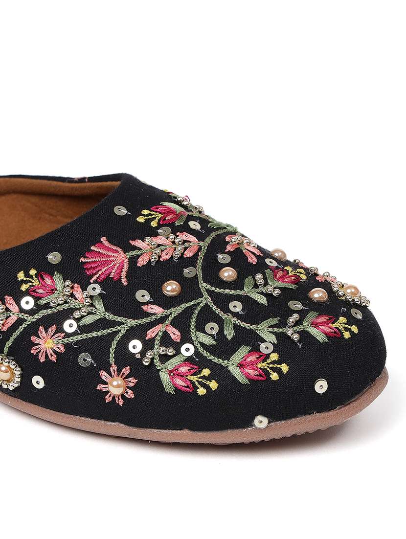 women embroiderd slip on mojari - 22288671 -  Standard Image - 5