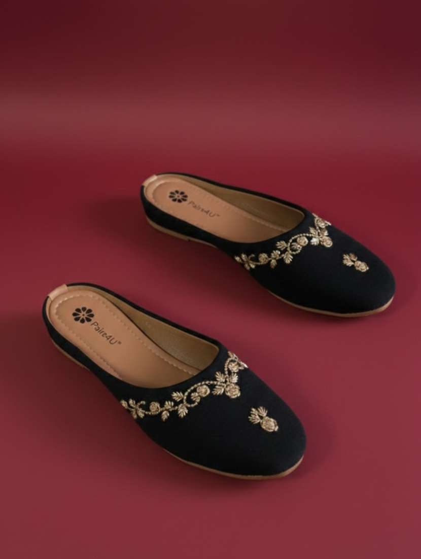 women embroiderd slip on mojari - 22288680 -  Standard Image - 3