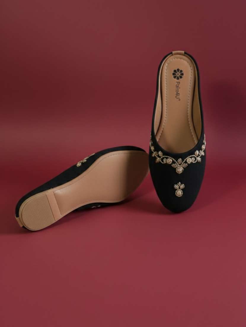 women embroiderd slip on mojari - 22288680 -  Standard Image - 5