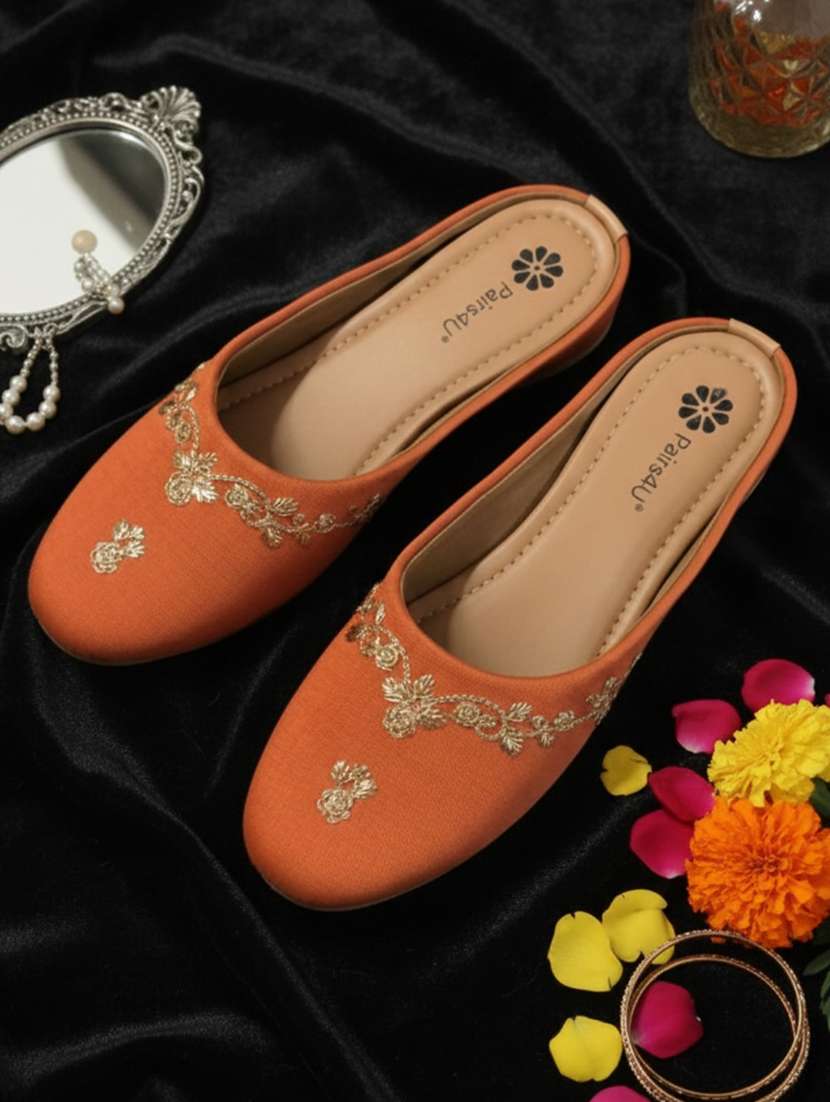 women embroiderd slip on mojari