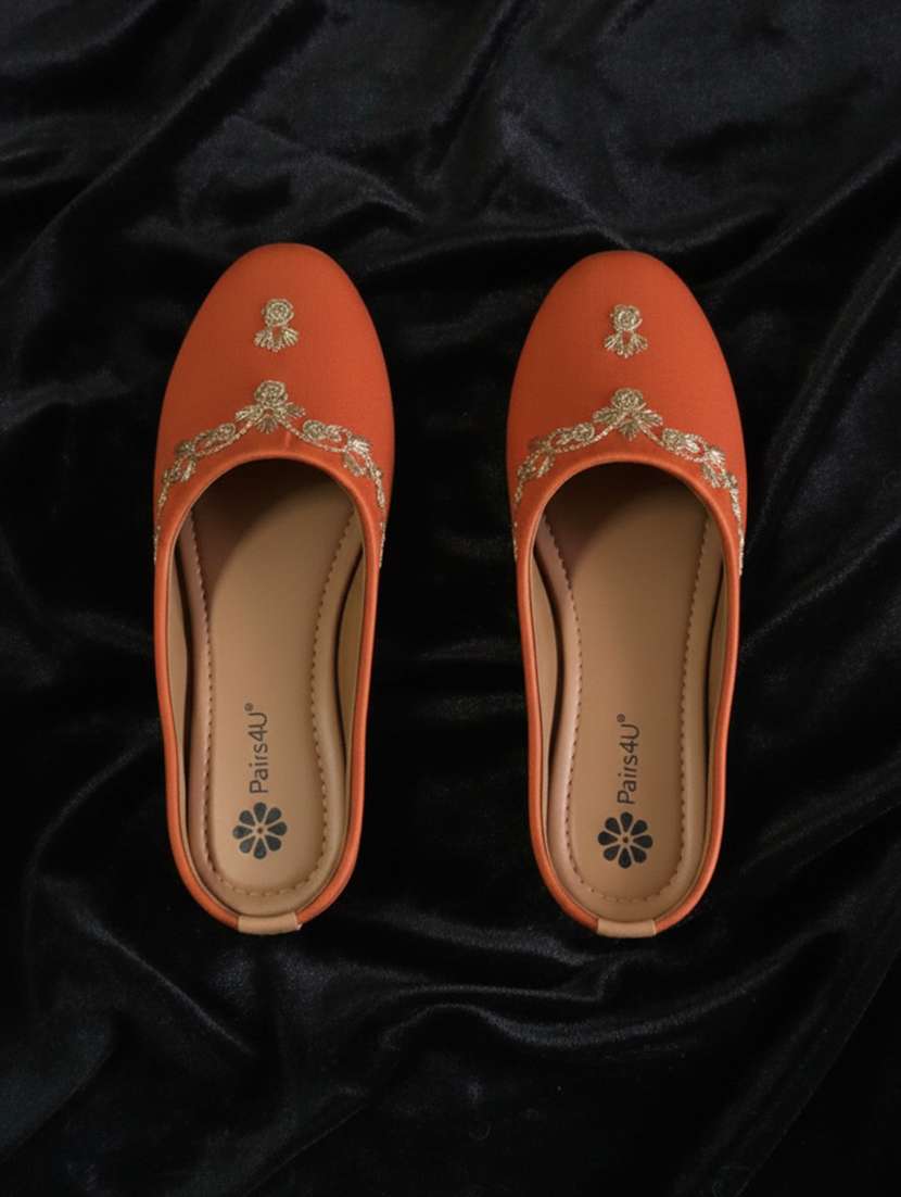 women embroiderd slip on mojari - 22288681 -  Standard Image - 3