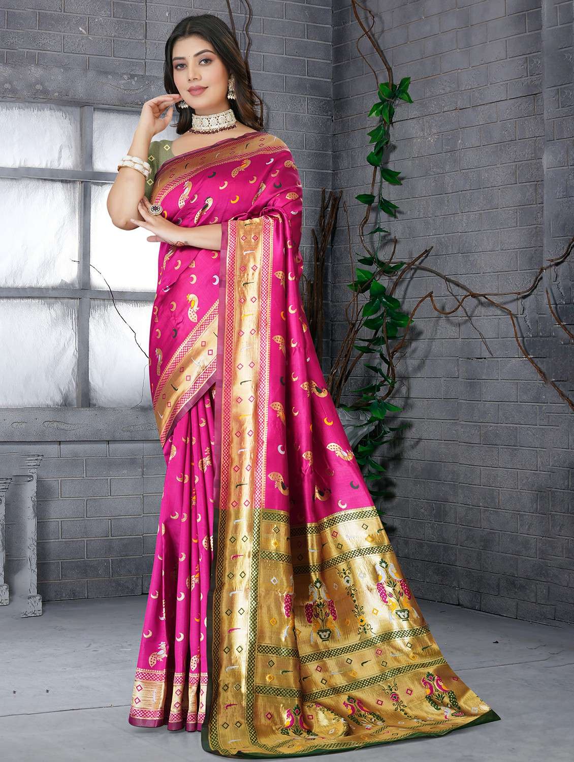 women self design banarasi saree with blouse