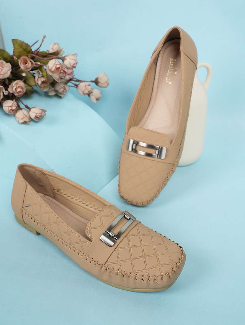 women solid slip on ballerina