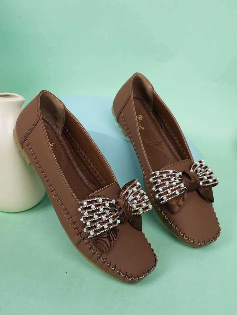 women solid slip on ballerina