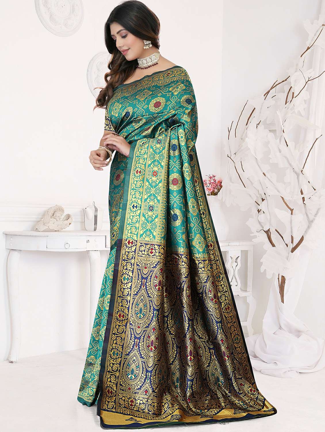 women self design banarasi saree with blouse