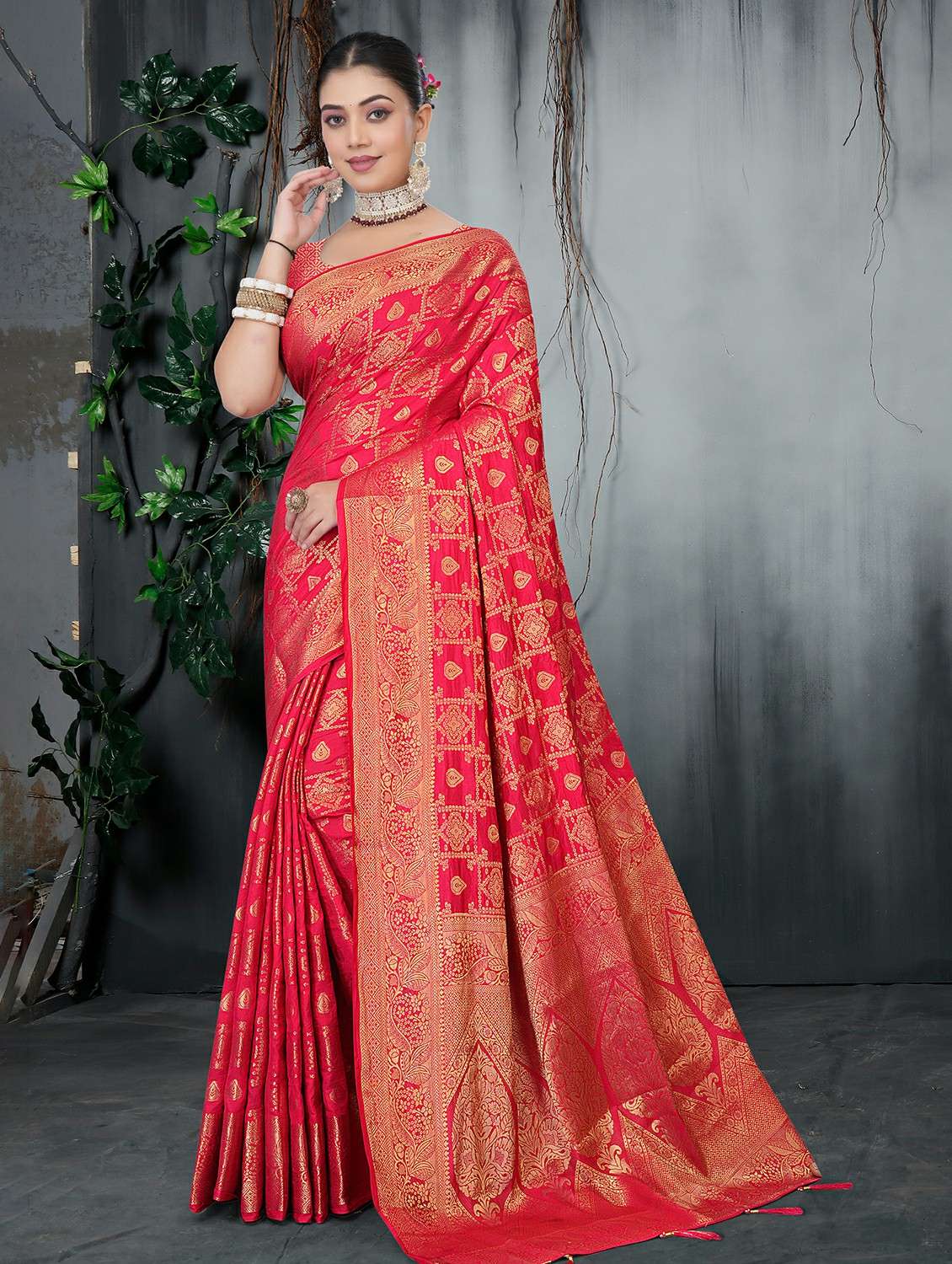 women self design banarasi saree with blouse