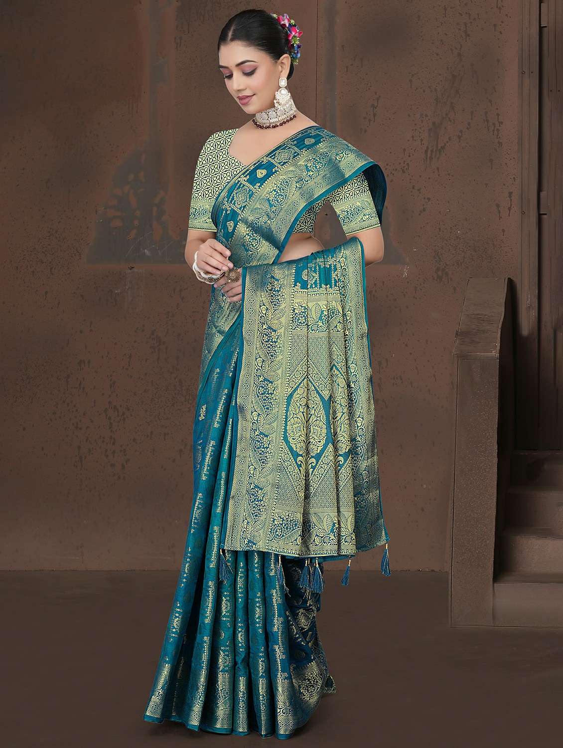 women self design banarasi saree with blouse