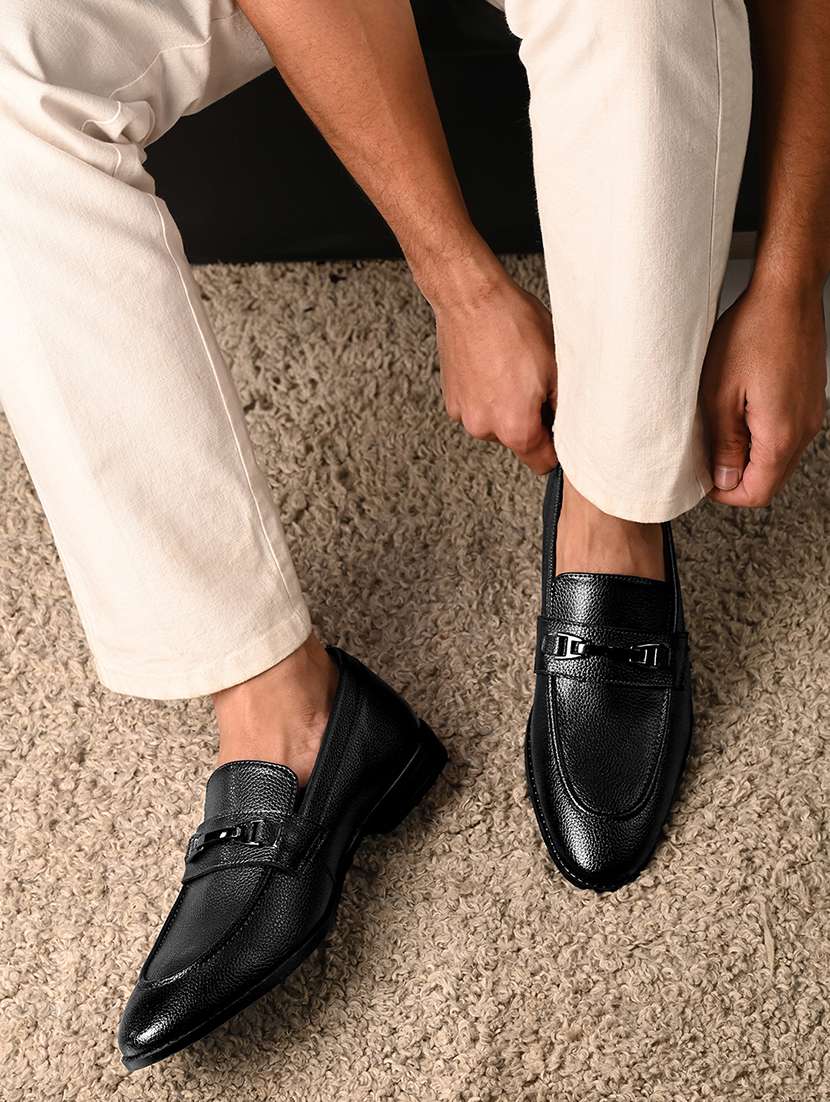 men textured slip on formal shoes