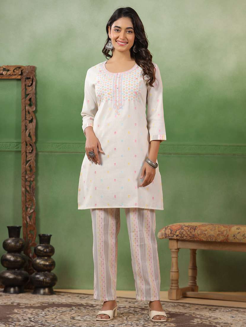 women self design three quarter sleeve kurta pant set