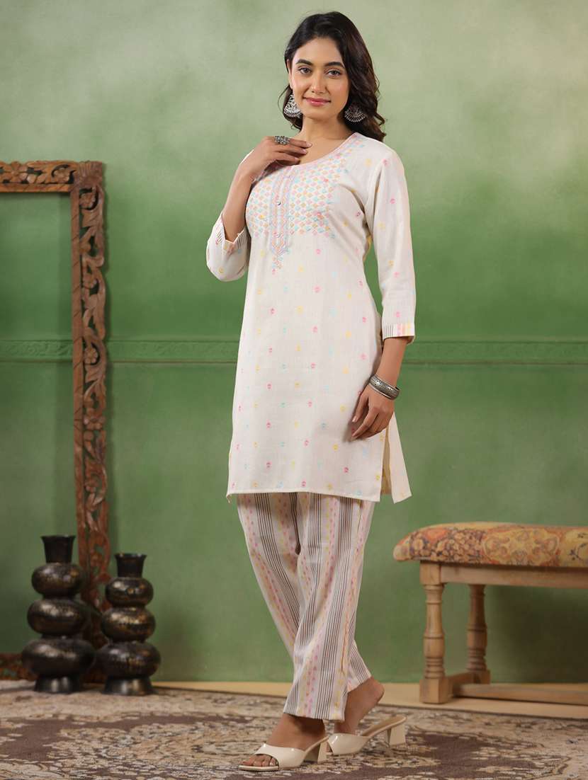 women self design three quarter sleeve kurta pant set - 22295010 -  Standard Image - 3
