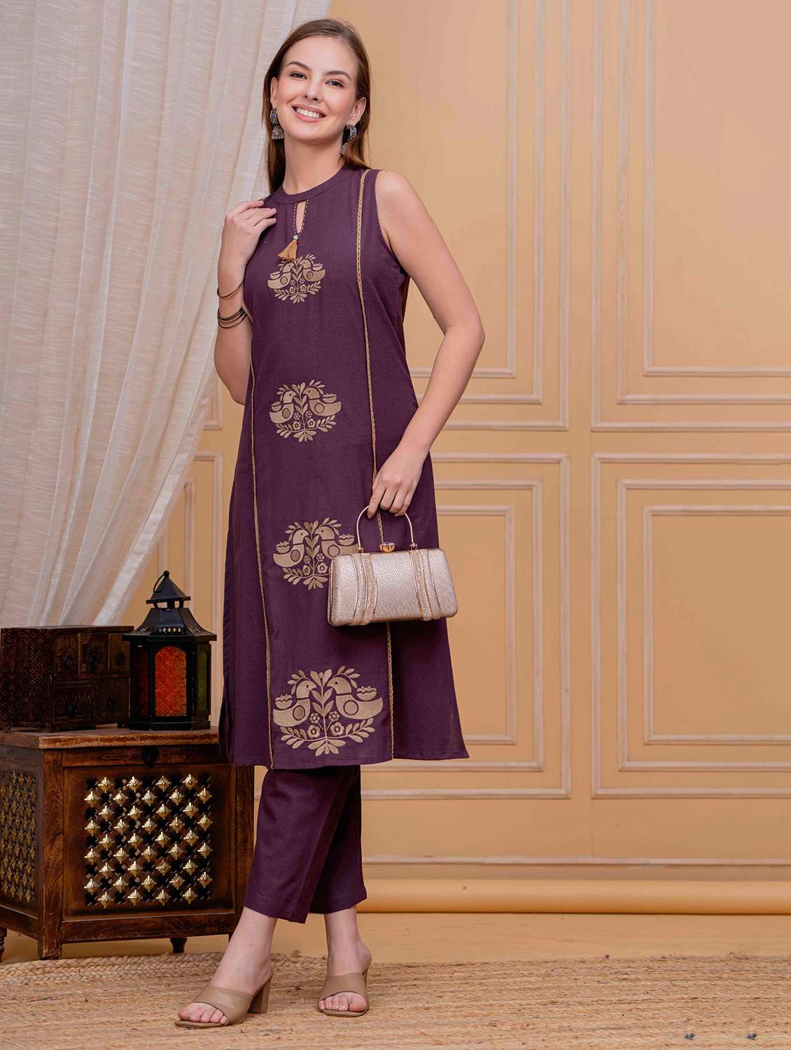 women printed sleeveless kurta pant set