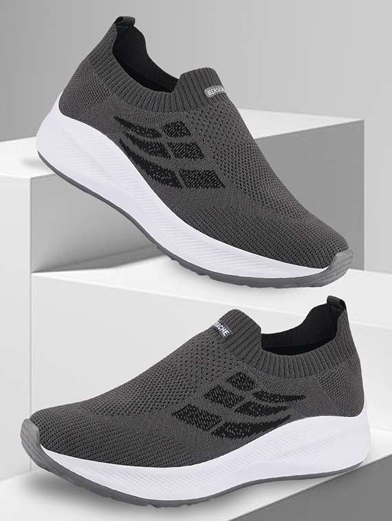 men printed slip on sport shoes