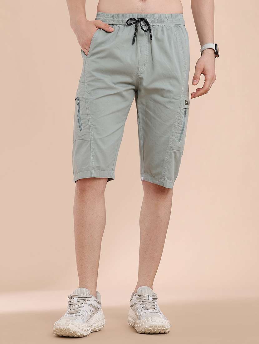 men solid mid rise three fourth cargo shorts