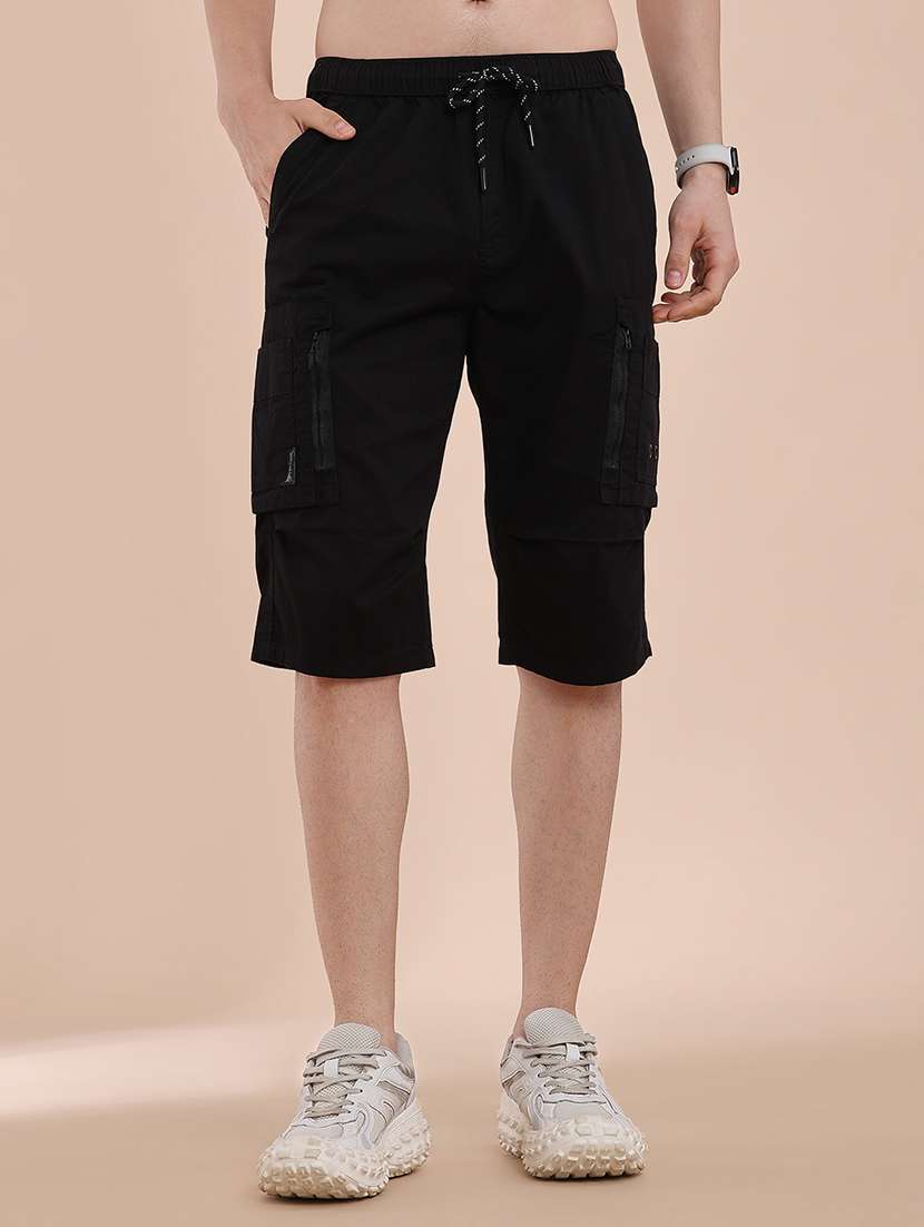 men solid mid rise three fourth cargo shorts