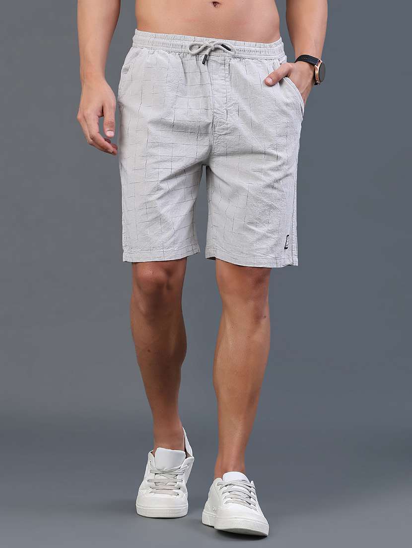 men printed mid rise regular fit shorts