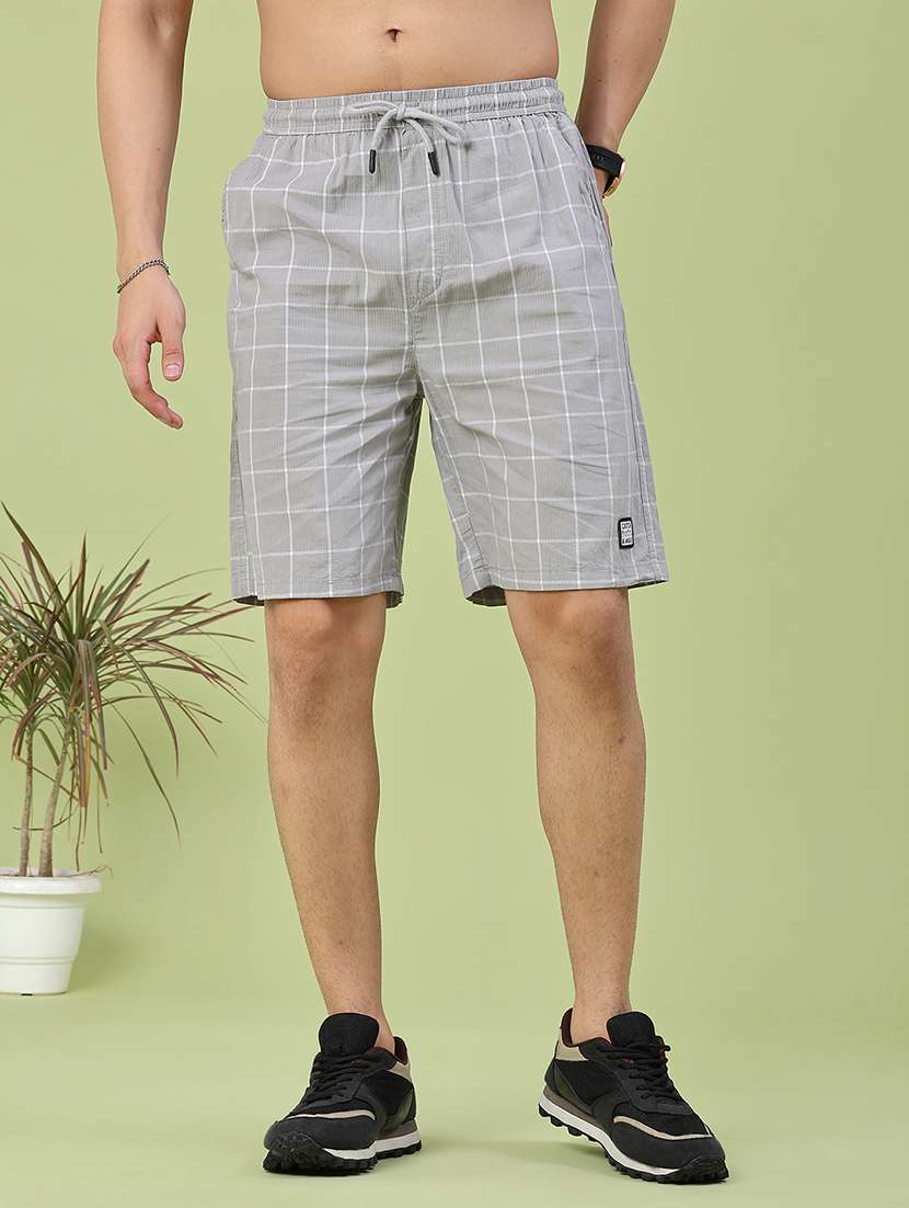 men checkered mid rise regular fit shorts
