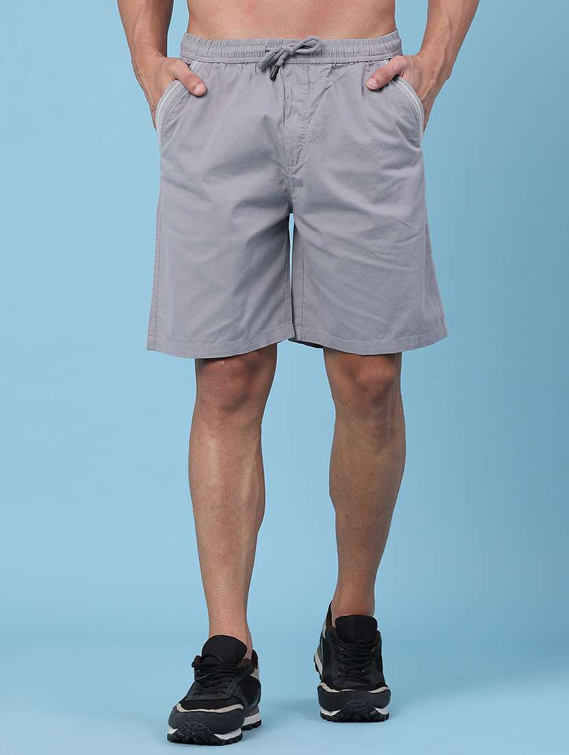 men solid mid rise regular fit shorts