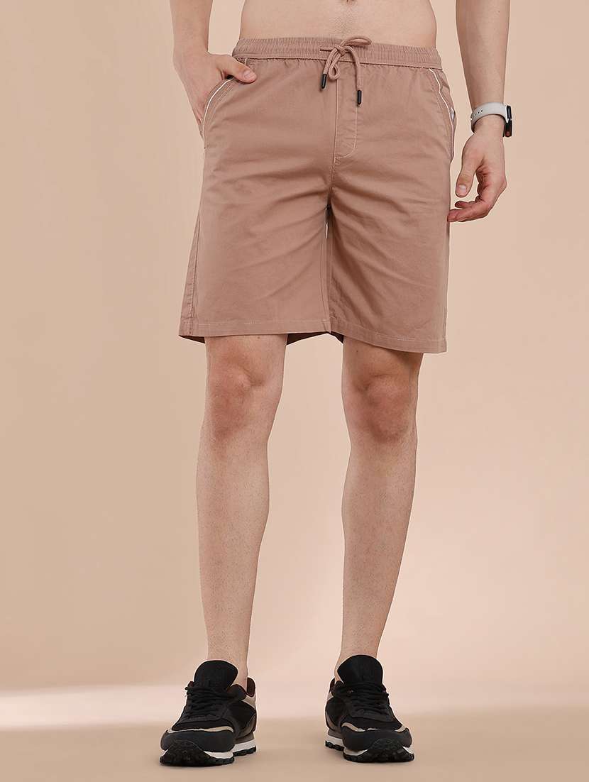 men solid mid rise regular fit shorts