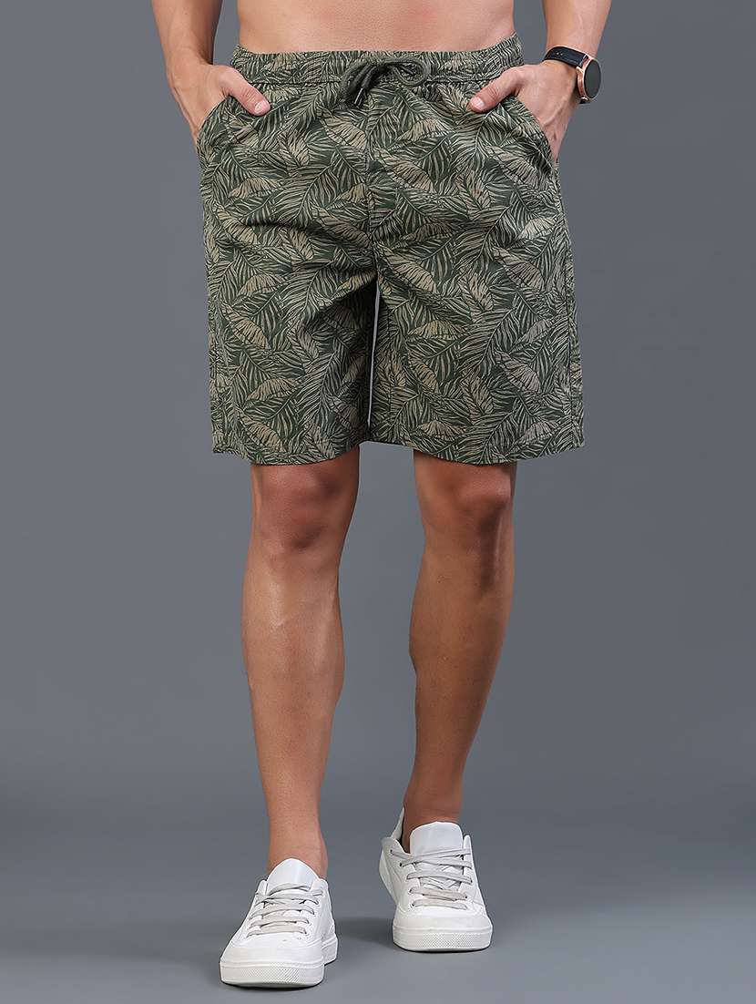 men printed mid rise regular fit shorts