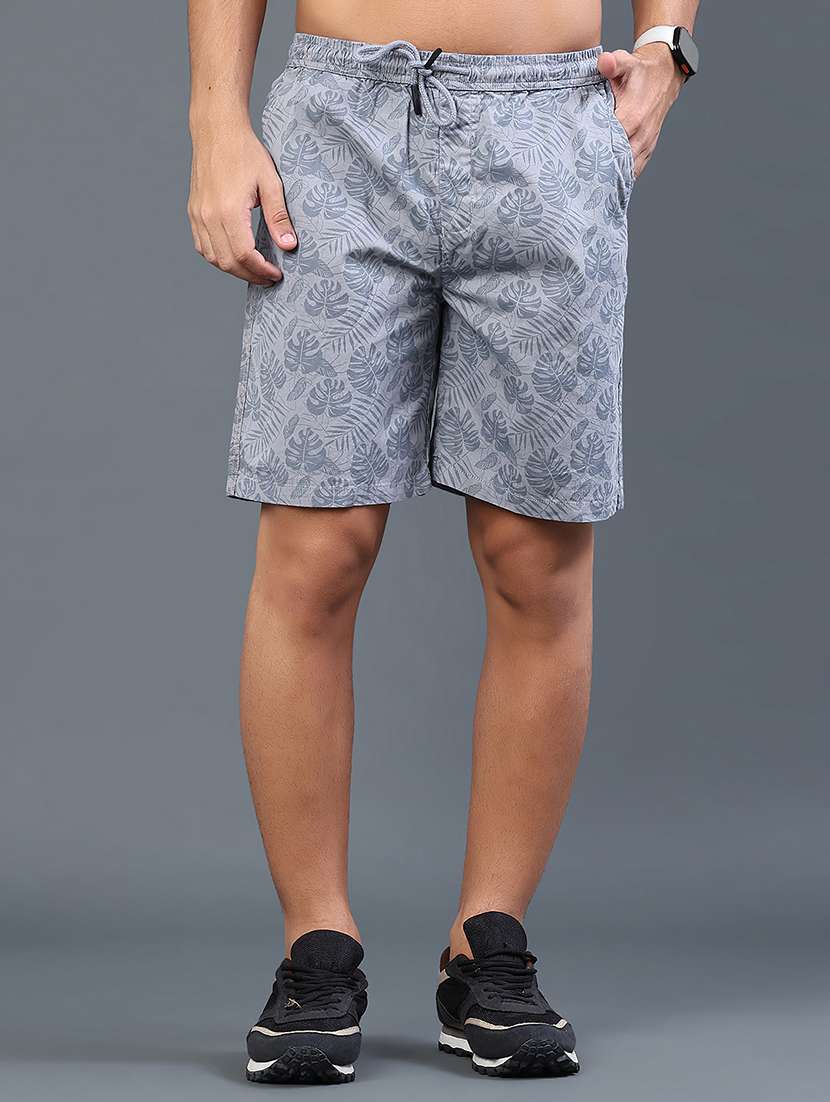men printed mid rise regular fit shorts