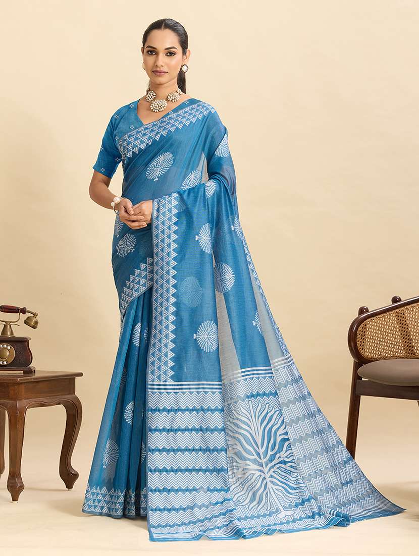 women self design bordered saree with blouse