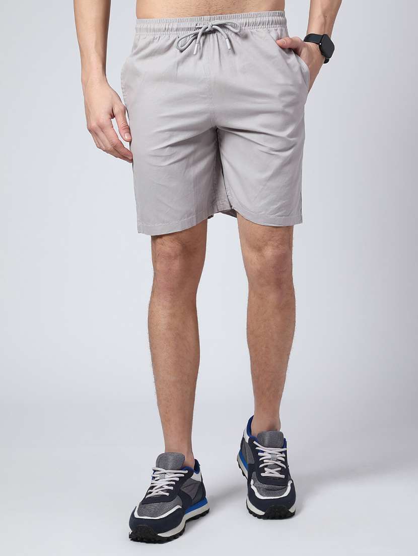 men solid mid rise regular fit shorts