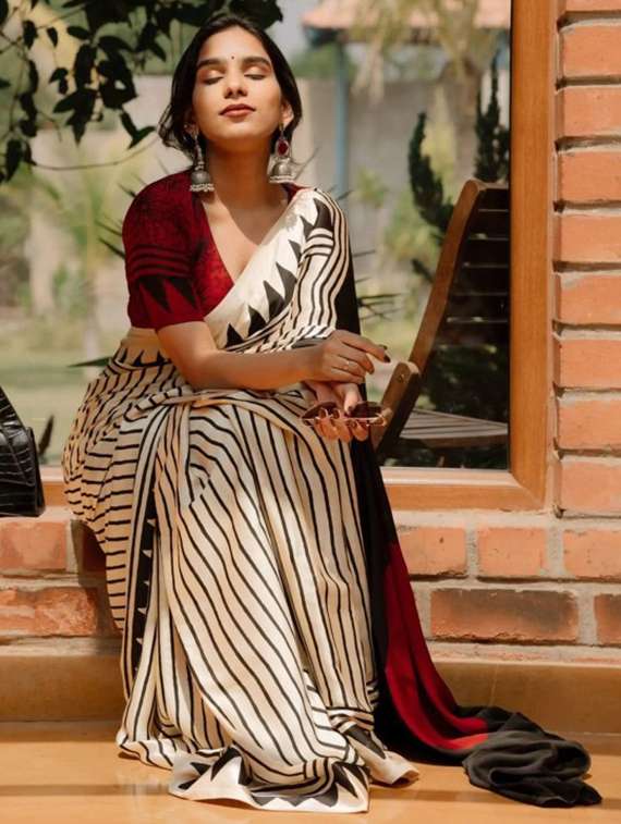 women striped printed saree with blouse - 22312157 -  Standard Image - 3