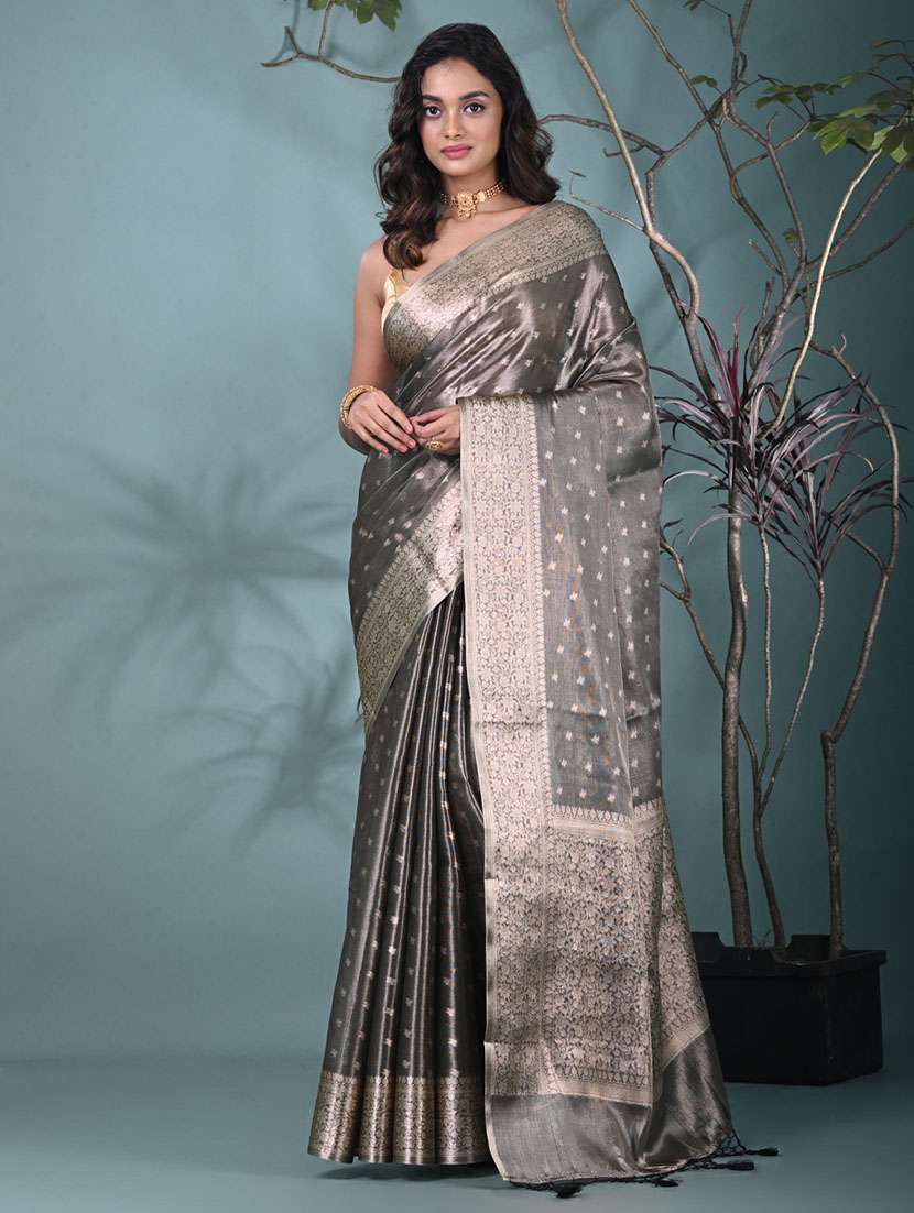 women self design bordered saree with blouse