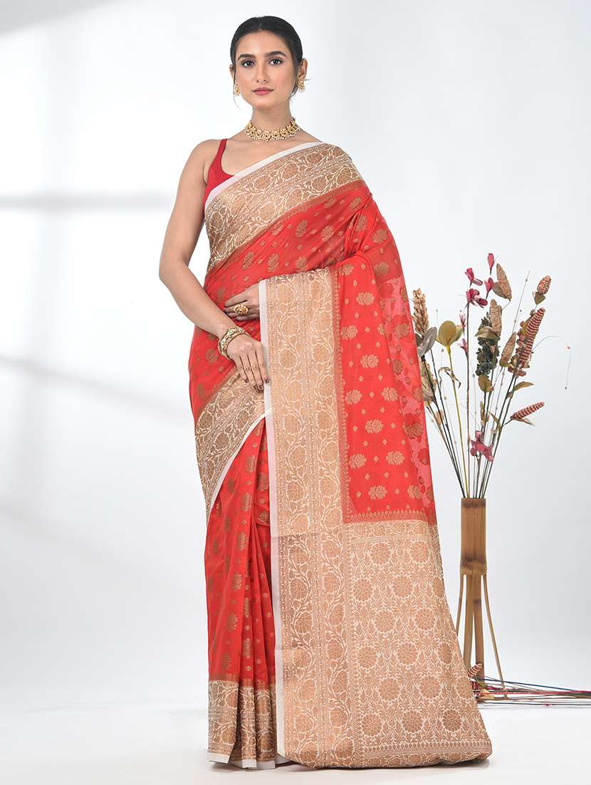 women self design bordered saree with blouse