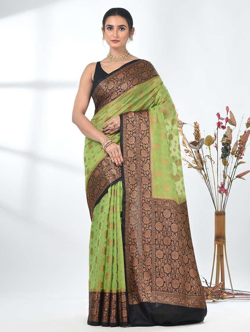 women self design bordered saree with blouse