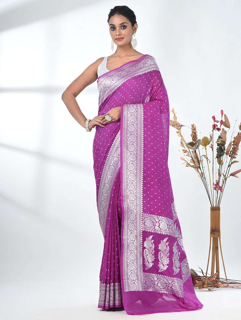 women self design bordered saree with blouse