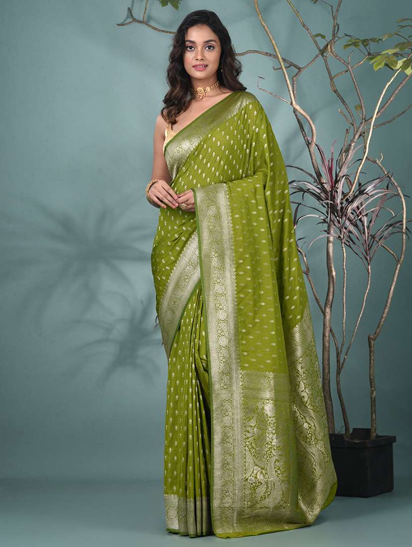women self design bordered saree with blouse