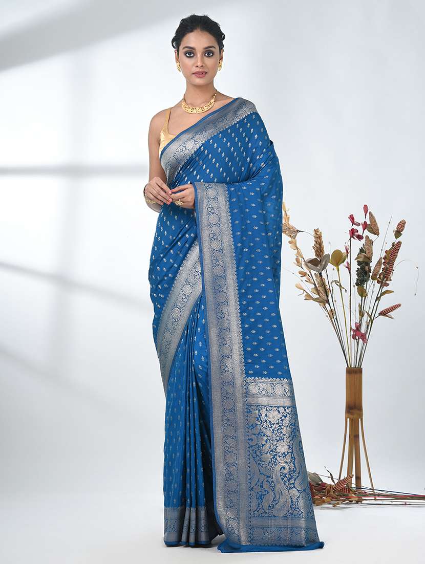 women self design bordered saree with blouse