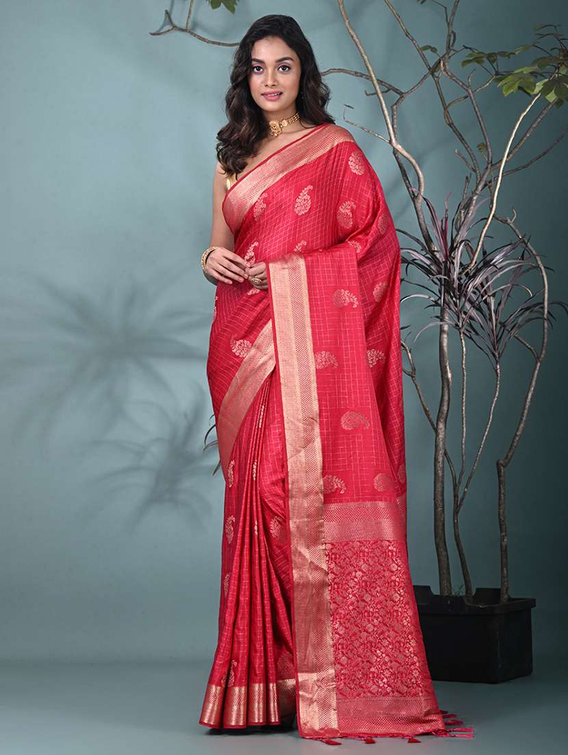 women self design bordered saree with blouse