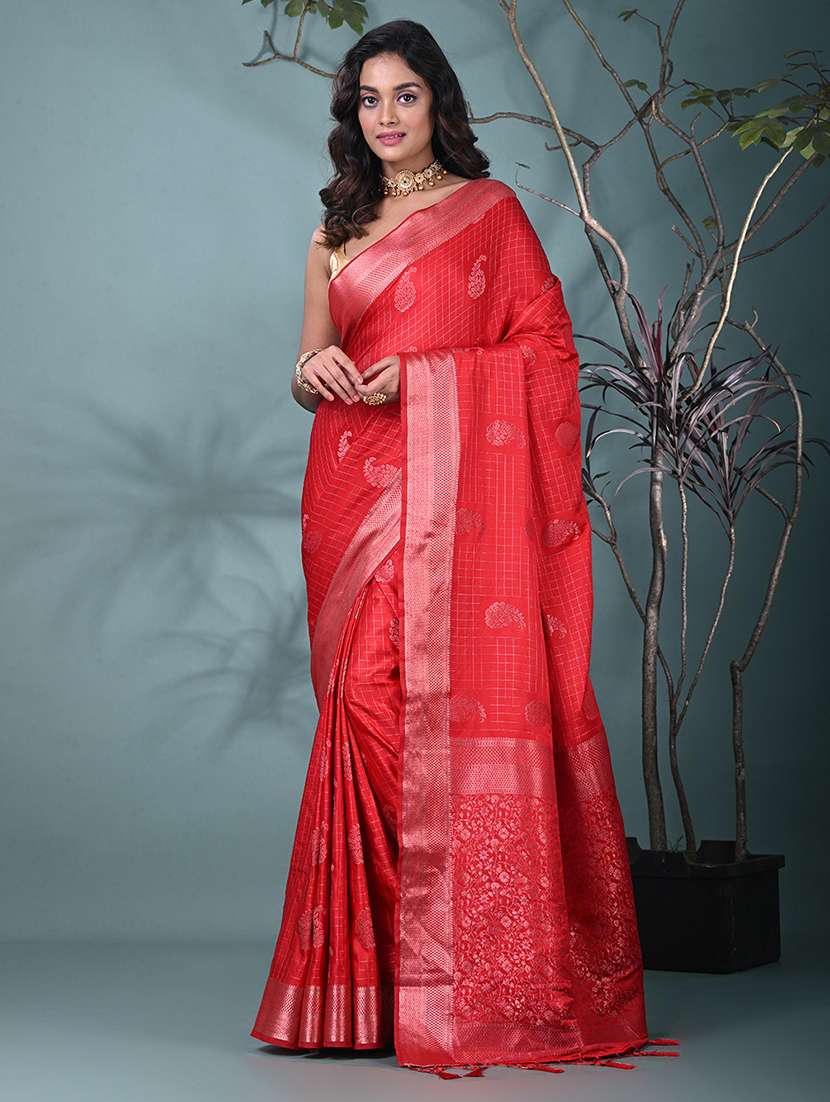 women self design bordered saree with blouse