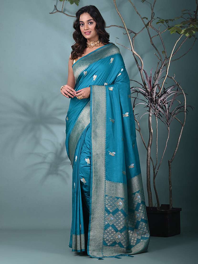 women self design bordered saree with blouse