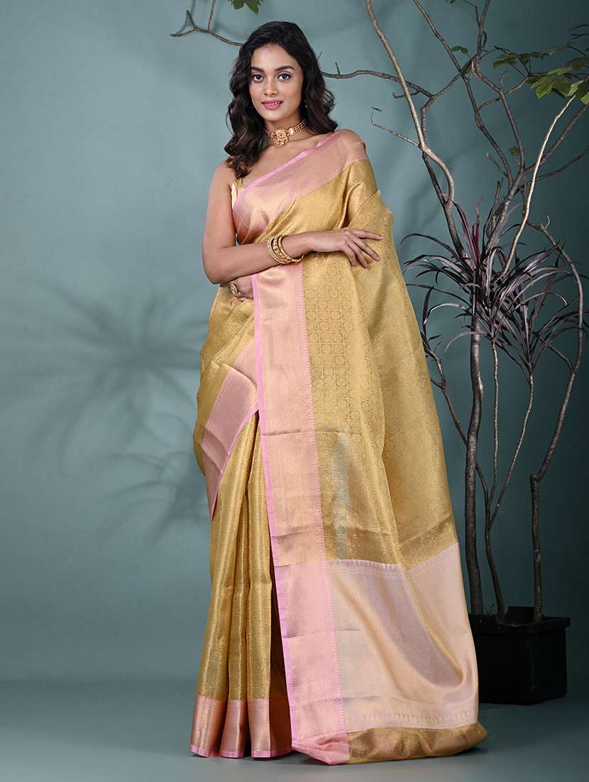 women self design bordered saree with blouse
