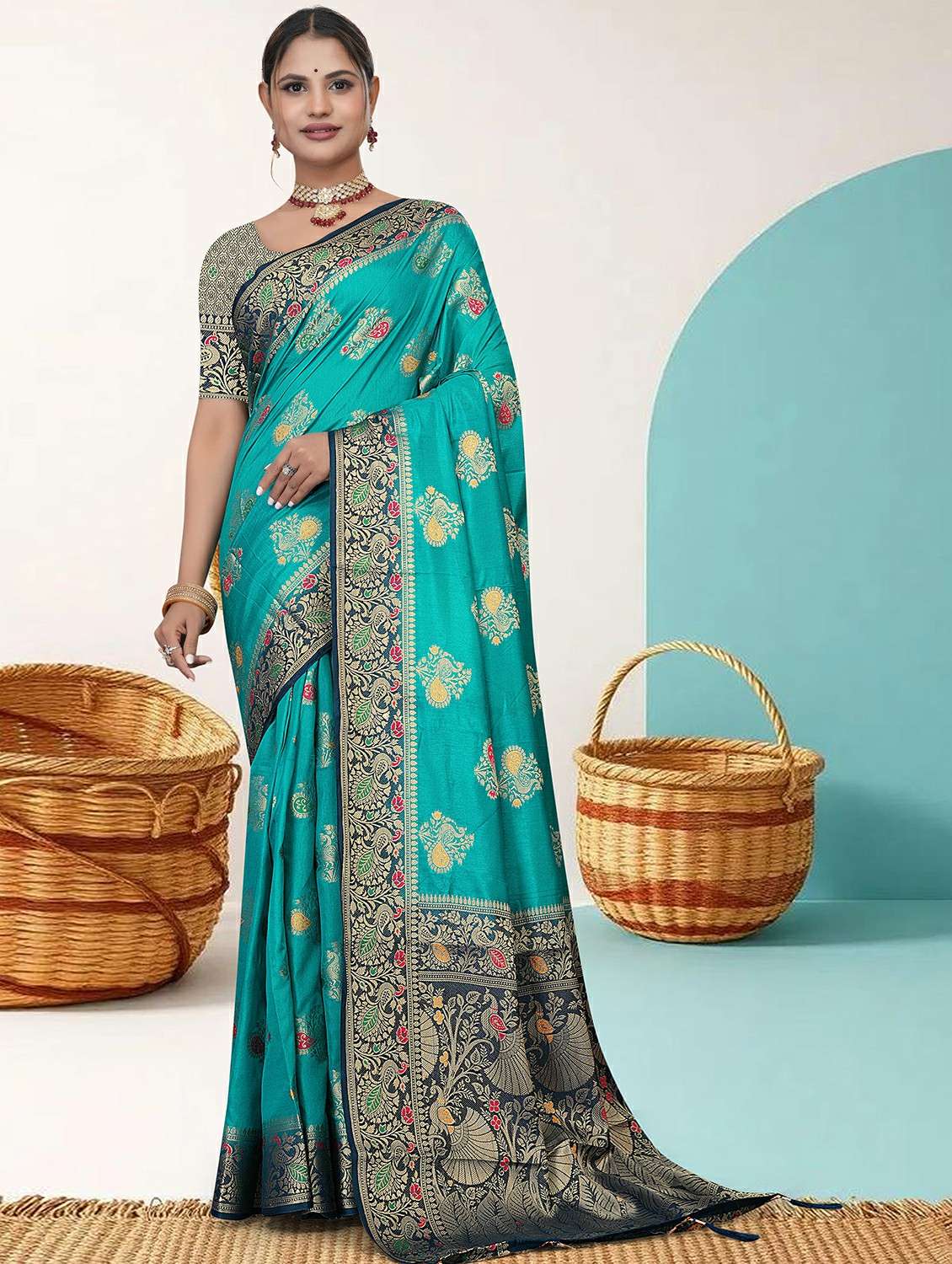 women self design bordered saree with blouse