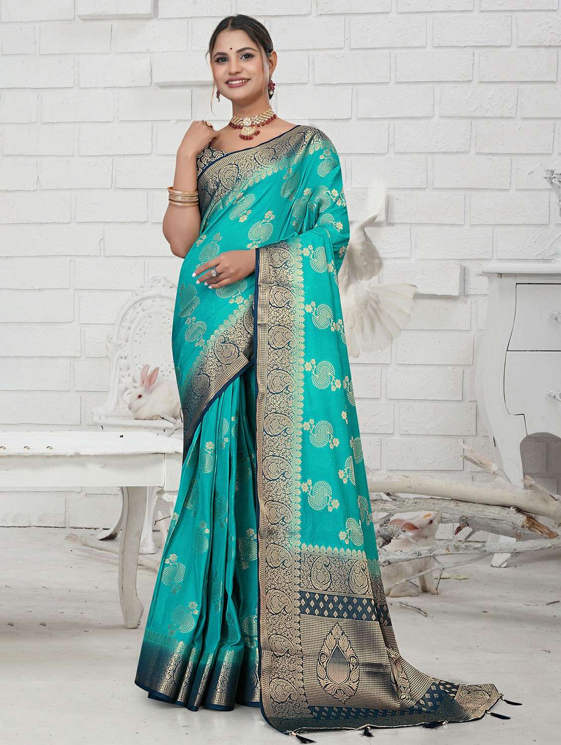 women self design bordered saree with blouse