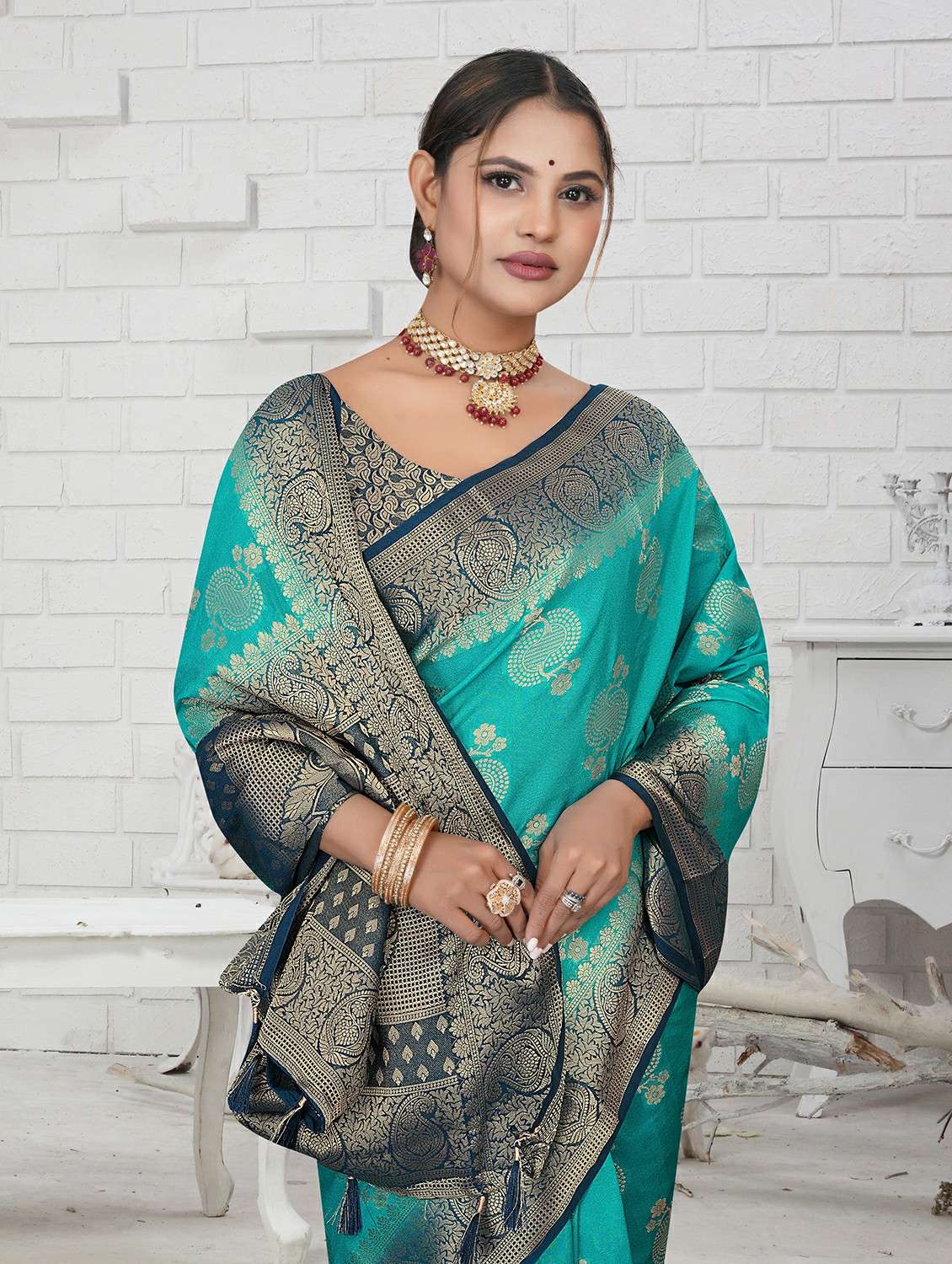 women self design bordered saree with blouse - 22317629 -  Standard Image - 3