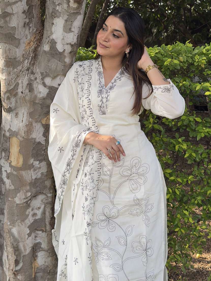 women solid with work three quarter sleeve kurta pant with dupatta set - 22322402 -  Standard Image - 3