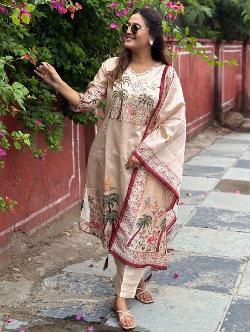 women printed v neck kurta pant with dupatta set