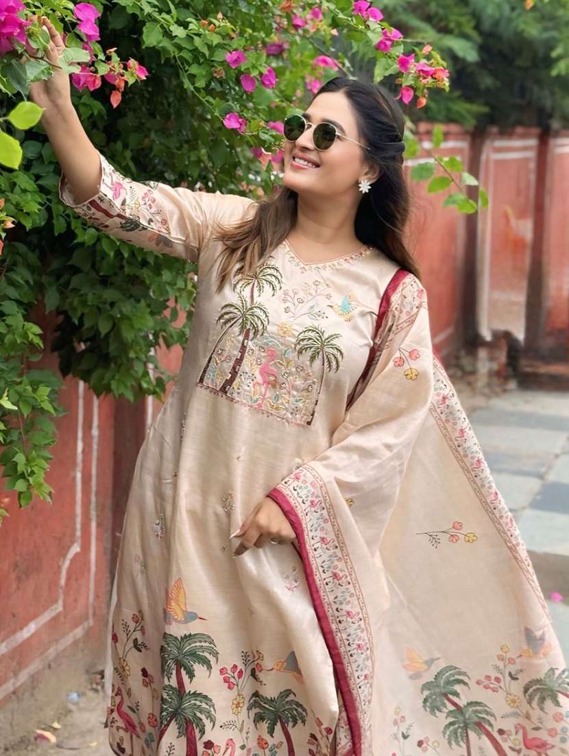 women printed v neck kurta pant with dupatta set - 22322437 -  Standard Image - 3