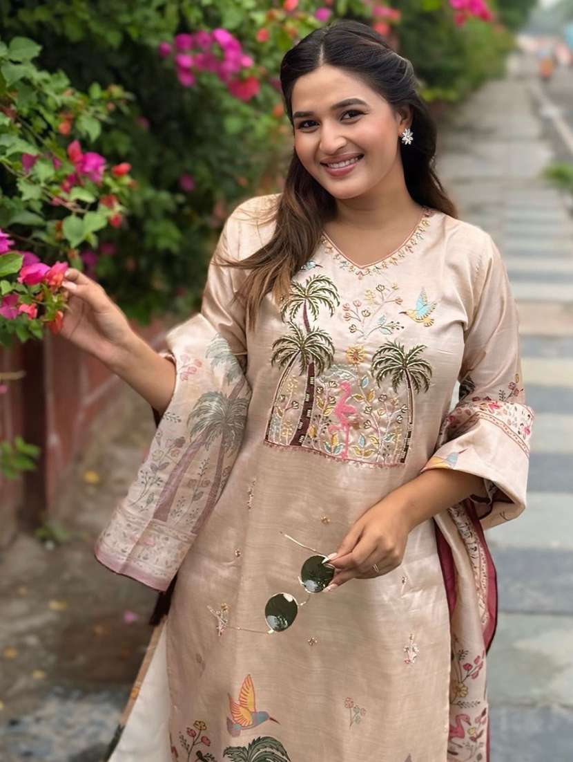 women printed v neck kurta pant with dupatta set - 22322437 -  Standard Image - 5